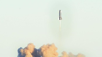 Awalnya, prototipe Starship SN8 menjalani uji coba penerbangan high-altitude perdananya pada Rabu (9/12) pukul 17.45 waktu Amerika Serikat bagian timur (Foto: AP Photo)