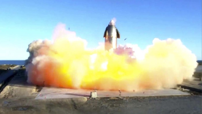 Detik-detik Roket SpaceX Meledak Usai Uji Terbang In this screen grab from video posted by SpaceX, the company's Starship becomes engulfed in flames and ruptures upon touching down after a test flight, Wednesday, Dec. 9, 2020, in a remote area of Texas. (SpaceX via AP)