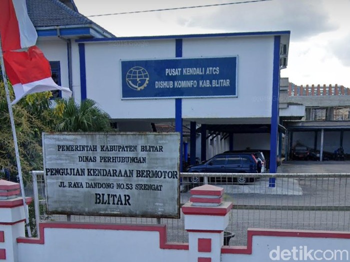 Dua Organisasi Perangkat Daerah (OPD) di Blitar menutup sementara kantornya. Sebab, ada beberapa pegawai dan keluarga pegawai yang positif COVID-19.