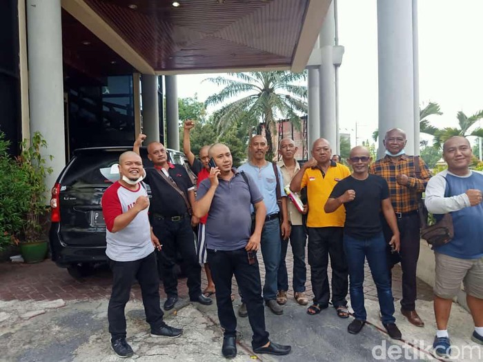 Sejumlah anggota DPRD bersama warga melakukan aksi cukur gundul karena Pilkada Jember berjalan damai. Aksi itu dilakukan sebagai bentuk simbol rekonsiliasi.