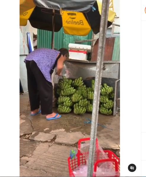 Duh! Wanita Ini Jualan Pisang Disembur Pakai Air Kumur dari Mulut
