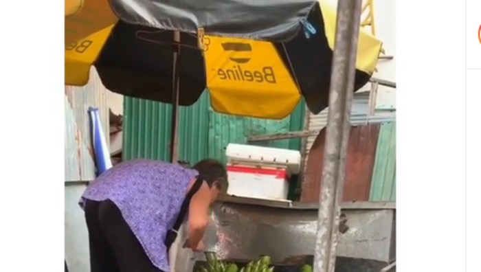 Duh! Wanita Ini Jualan Pisang Disembur Pakai Air Kumur dari Mulut