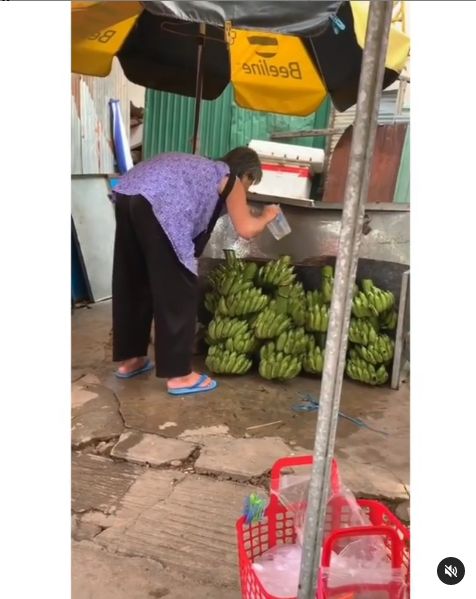 Duh! Wanita Ini Jualan Pisang Disembur Pakai Air Kumur dari Mulut