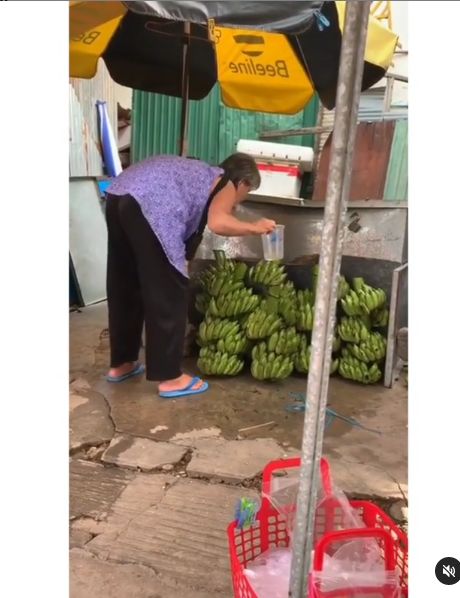 Duh! Wanita Ini Jualan Pisang Disembur Pakai Air Kumur dari Mulut