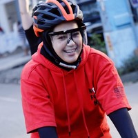 Bergaya sporty casual saat berolahraga sepeda, Fatmawati Rusdi menggunakan sweater merah dan hijab hitam. Tak lupa ia memakai faceshield dan juga helm sebagai pengaman saat bersepeda.Foto: Instagram @fatmawatirusdi