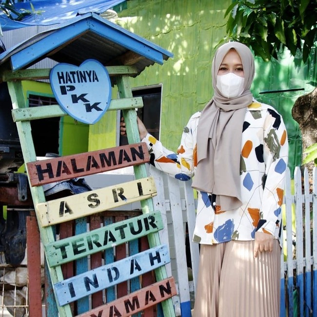 Selain mengenakan hijab segiempat, Fatmawati Rusdi juga beberapakali memakai hijab pashmina saat blusukan untuk berkampanye. Dalam foto ini, calon Wakil Wali Kota Wanita pertama Makassar itu memakai pashmina bahan ceruty mocca yang senada dengan celana lipitnya.  Foto: Instagram @fatmawatirusdi