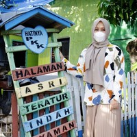 Selain mengenakan hijab segiempat, Fatmawati Rusdi juga beberapakali memakai hijab pashmina saat blusukan untuk berkampanye. Dalam foto ini, calon Wakil Wali Kota Wanita pertama Makassar itu memakai pashmina bahan ceruty mocca yang senada dengan celana lipitnya.  Foto: Instagram @fatmawatirusdi