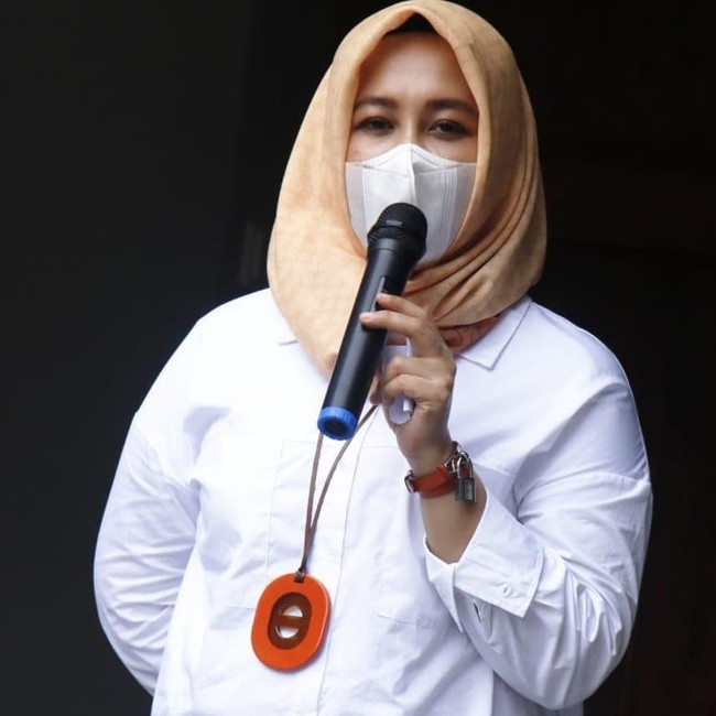 Wanita yang lahir pada 9 Mei 1980 itu ialah satu-satunya wanita dalam Pilwakot kali ini. Tak heran gaya hijab wanita alumnus Fakultas Ekonomi Universitas Jayabaya ini menjadi sorotan. Lewat akun Instagramnya @fatmawatirusdi, ia terlihat kerap memakai hijab segiempat bahan voal. Foto: Instagram @fatmawatirusdi