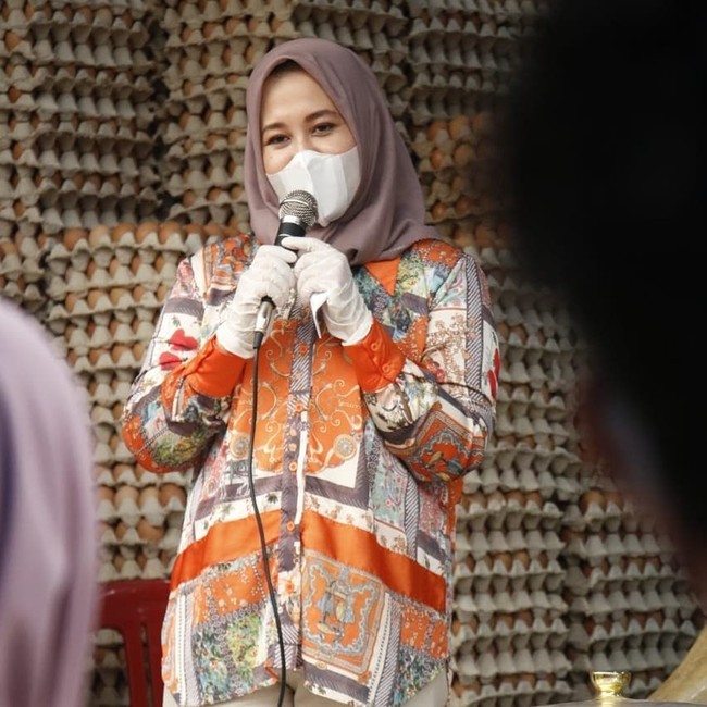 Fatmawati Rusdi Masse sendiri berstatus sebagai istri dari Ketua DPD NasDem Sulawesi Selatan yang juga Wakil Ketua Banggar DPR RI Rusdi Masse Mappasessu. Fatmawati Rusdi juga merupakan mantan anggota Komisi V DPR RI periode 2014-2019. Dalam Pilkada 2020, Fatmawati mencalonkan diri menjadi Wakil Wali Kota wanita pertama di Makassar. Foto: Instagram @fatmawatirusdi