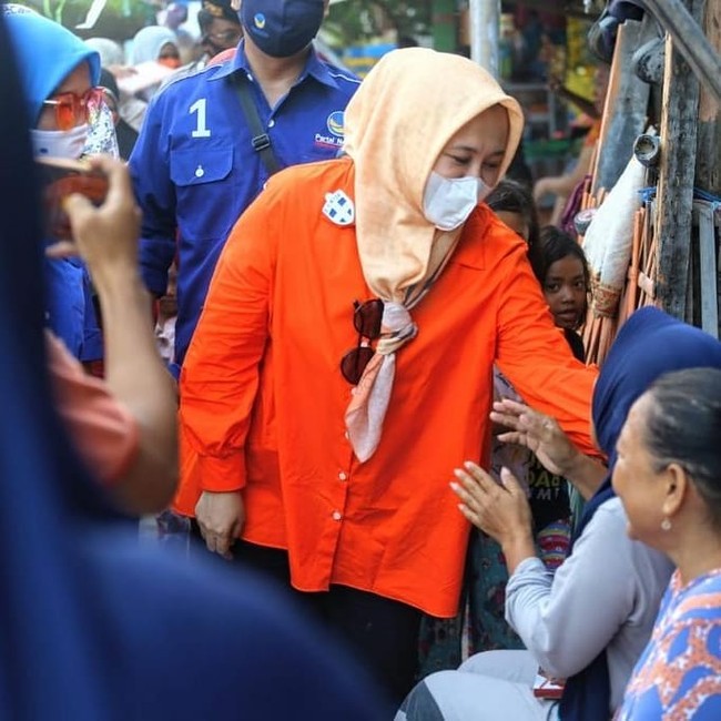 Fatmawati Rusdi tampak bersosialisasi dengan warga di kelurahan Biringkanaya, Makassar. Selama masa kampanye Pilkada 2020, wanita 40 tahun itu juga berkeliling pasar dan berdialog dengan pedagang. Foto: Instagram @fatmawatirusdi