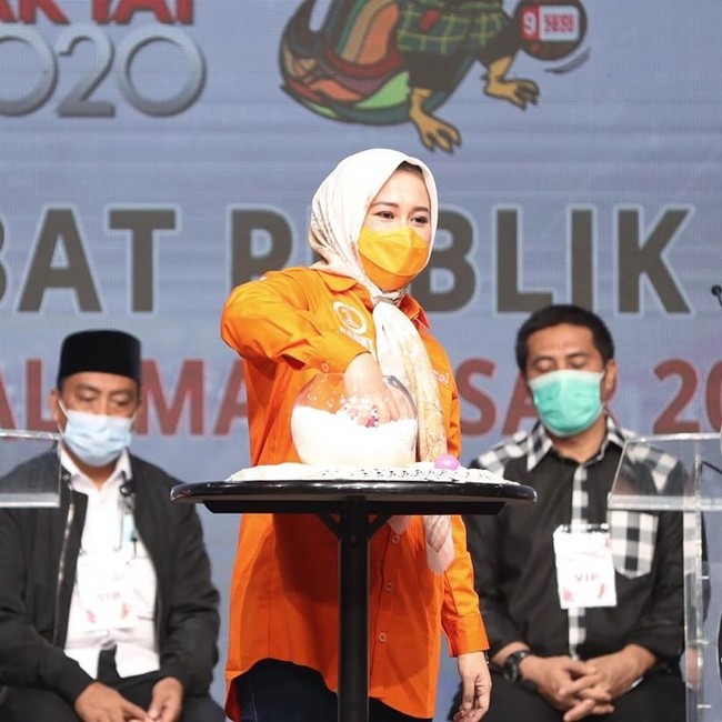 Seperti saat tampil dalam debat Pilwakot, Fatmawati Rusdi dan Danny mengenakan kemeja oranye. Dan hijab yang digunakan oleh Fatmawati adalah bahan voal cream yang sengaja ia ikat di bagian depannya agar terlihat simple dan elegan. Foto: Instagram @fatmawatirusdi