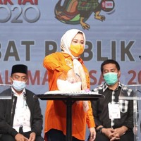 Seperti saat tampil dalam debat Pilwakot, Fatmawati Rusdi dan Danny mengenakan kemeja oranye. Dan hijab yang digunakan oleh Fatmawati adalah bahan voal cream yang sengaja ia ikat di bagian depannya agar terlihat simple dan elegan. Foto: Instagram @fatmawatirusdi
