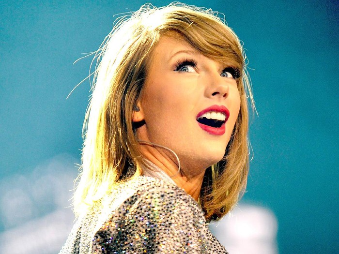 MANCHESTER, ENGLAND - JUNE 24:  Taylor Swift performs at Manchester Arena on June 24, 2015 in Manchester, England.  (Photo by Shirlaine Forrest/Getty Images for TAS)