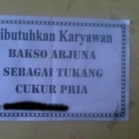 Mungkin orangnya membutuhkan karyawan yang bisa multitasking. Bisa jadi tukang bakso dan juga tukang cukur. Bagaimana menurutmu? Foto: Instagram