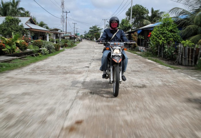 Gaya Mantri BRI Wanita di Rupat, Naik Motor Trail Sambangi Nasabah