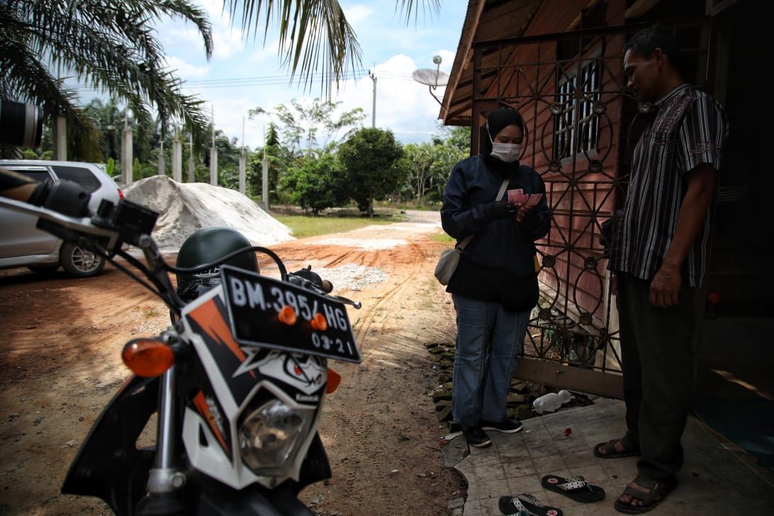 Gaya Mantri BRI Wanita di Rupat, Naik Motor Trail Sambangi Nasabah