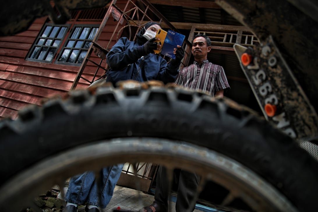 Gaya Mantri BRI Wanita di Rupat, Naik Motor Trail Sambangi Nasabah