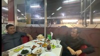 Makan dengan menu khas Minang, Ustaz YM paling senang saat sesi hitung-hitungan jelang bayar makanan. Ia pun ngobrol santai dulu bareng sang pelayan. Foto: instagram @yusufmansurnew