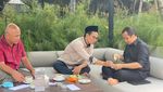 Gaya Santai Saat Ngopi dan Berkebun ala Ustaz Yusuf Mansur