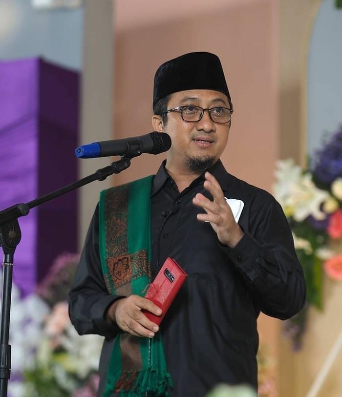 Gaya Santai Saat Ngopi dan Berkebun ala Ustadz Yusuf Mansur