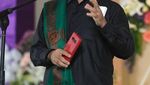 Gaya Santai Saat Ngopi dan Berkebun ala Ustaz Yusuf Mansur