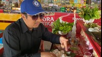 Makan nasi pakai ayam goreng, telur asin dan sambal sudah bikin Ustaz YM senang. Biar kata makan pake ayam goreng, telor asin, sambel, udah Alhamdulillah banget, kata Ustaz YM. Foto: instagram @yusufmansurnew