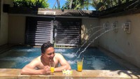 Sementara ngebayangin aja dulu lagi honeymoon... tulis Sahrul sambil menikmati jus jeruk di Bali. Foto: Instagram @sahrulgunawanofficial
