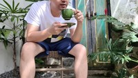 Liburan ke wilayah Puncak, Sahrul bingung harus ngopi atau mandi dulu. Akhirnya ia lebih memilih ngopi di pagi hari. Foto: Instagram @sahrulgunawanofficial