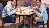 Bersama Dadang Supriatna, selaku pasangannya sebagai Calon dan Wakil Bupati Bandung periode 2021-2026. Sahrul tampak akrab dan makan bersama. Foto: Instagram @sahrulgunawanofficial