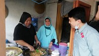 Kalau ini senyuman tak sabar Sahrul saat sedang jajan lotek, sejenis gado-gado khas Sunda yang penuh dengan sayuran dan saus kacang Foto: Instagram @sahrulgunawanofficial