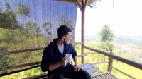 Jalan-jalan di Kabupaten Bandung, Sahrul bagikan panorama alam yang indah di sana sambil ditemani secangkir kopi.  Foto: Instagram @sahrulgunawanofficial