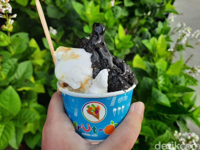 Es krim komodo di Toko Fruito Labuan Bajo