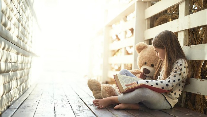 Ilustrasi anak membaca buku