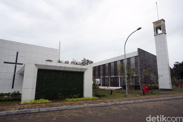 Salah satu fasilitas publik yang tersedia di PLBN Aruk adalah gereja dan masjid. Kedua tempat ibadah itu pun berdiri berdampingan di kawasan tersebut.