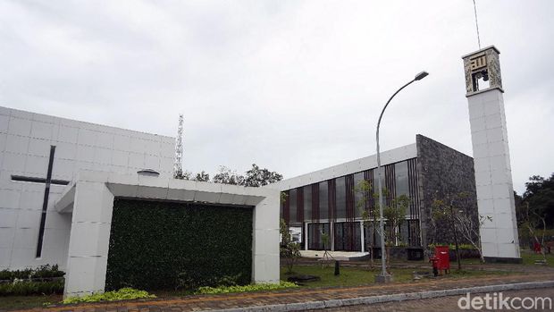 Salah satu fasilitas publik yang tersedia di PLBN Aruk adalah gereja dan masjid. Kedua tempat ibadah itu pun berdiri berdampingan di kawasan tersebut.