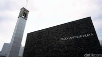 Bangunan masjid dan gereja tersebut pun terlihat megah dan besar.