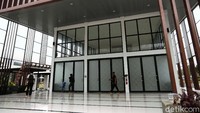 Warga setempat khususnya yang memeluk agama Islam dan Kristen saling membaur dan menjalin kerukunan.