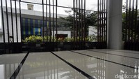 Gereja Katolik ST. Petrus dan Masjid Jami Nur Huda berdiri kokoh di perbatasan Indonesia-Malaysia yang terletak di Kecamatan Sajingan Besar, Kabupaten Sambas di kawasan Pos Lintas Batas Negara (PLBN) Aruk. detikcom bersama BRI mengadakan program Tapal Batas yang mengulas mengenai perkembangan infrastruktur, ekonomi, hingga wisata di beberapa wilayah terdepan khususnya di masa pandemi. Untuk mengetahui informasi dari program ini ikuti terus beritanya di tapalbatas.detik.com.