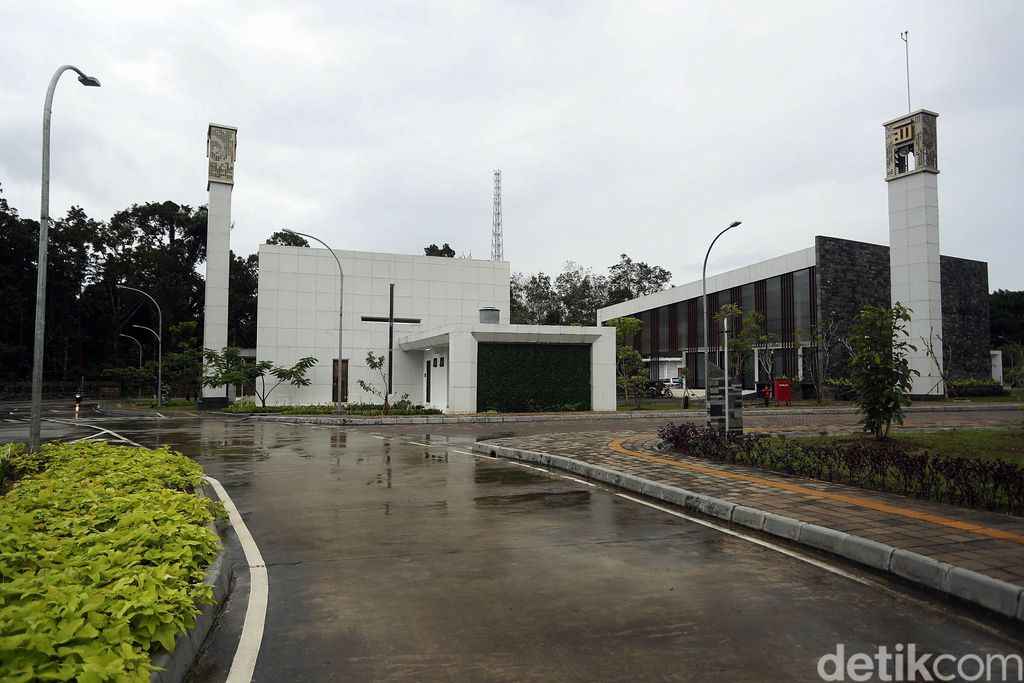 Salah satu fasilitas publik yang tersedia di PLBN Aruk adalah gereja dan masjid. Kedua tempat ibadah itu pun berdiri berdampingan di kawasan tersebut.