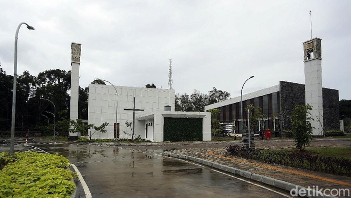 Indahnya Keberagaman, Gereja-Masjid di PLBN Aruk Berdiri Berdampingan Salah satu fasilitas publik yang tersedia di PLBN Aruk adalah gereja dan masjid. Kedua tempat ibadah itu pun berdiri berdampingan di kawasan tersebut.