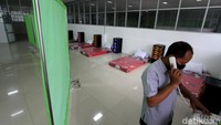 Rudy mengatakan siapa saja warga luar kota yang masuk Kota Solo akan menjalani karantina selama 14 hari. Meskipun telah membawa hasil swab dan rapid test, warga tetap dikarantina.