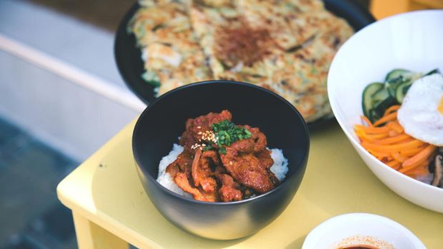 Jika Anda penggemar makanan Korea, Jinjja Chicken bisa jadi pilihan. Restoran ini menyuguhkan ayam khas Korea dengan bumbu yang tebal dan gurih!