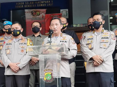 Kabareskrim Polri Komjen Listyo Sigit Prabowo bersama Kapolda Metro Jaya Irjen Fadil Imran dan Kadiv Humas Polri Irjen Argo Yuwono memberikan keterangan terkait kasus Habib Rizieq dan penyerangan oleh FPI terhadap polisi.