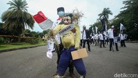 Dalam aksi tersebut, para buruh mendesak MK untuk melanjutkan perkara Omnibus Law UU Cipta Kerja yang sebelumnya ditunda imbas COVID-19.
