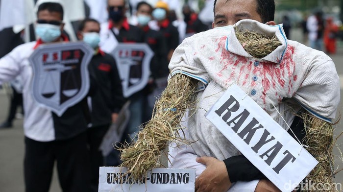 Sejumlah buruh gelar aksi di kawasan Monas, Jakarta. Mereka mendesak MK untuk melanjutkan sidang uji materi UU Cipta Kerja yang tertunda gegara virus Corona.