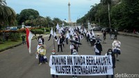 Sejumlah buruh menggelar aksi di kawasan Monas, Jakarta, Kamis (10/12/2020).