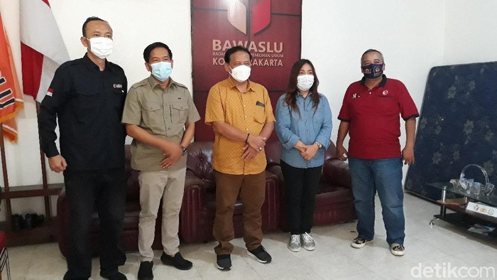 Ketua Bawaslu RI Abhan (tengah) bersama komisioner Bawaslu Solo, Kamis (10/12/2020).
