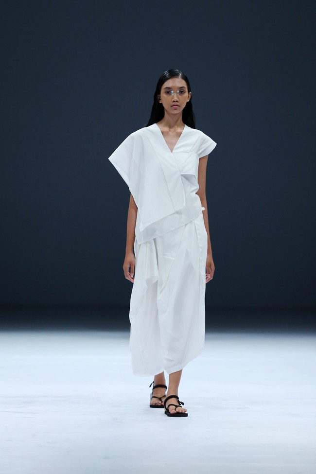 Desainer Yogyakarta Lulu Lutfi Labibi mempersembahkan koleksi terbarunya dengan tema Sandang Hening Cipta yang terinspirasi dari puisi Joko Pinurbo dalam pagelaran Dewi Fashion Knights (DFK) 2020 di Jakarta Fashion Week 2021. Foto: dok. JFW 2021