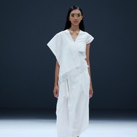 Desainer Yogyakarta Lulu Lutfi Labibi mempersembahkan koleksi terbarunya dengan tema Sandang Hening Cipta yang terinspirasi dari puisi Joko Pinurbo dalam pagelaran Dewi Fashion Knights (DFK) 2020 di Jakarta Fashion Week 2021. Foto: dok. JFW 2021