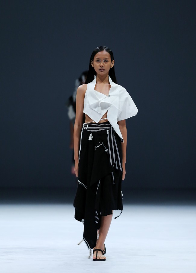 Desainer Yogyakarta Lulu Lutfi Labibi mempersembahkan koleksi terbarunya dengan tema Sandang Hening Cipta yang terinspirasi dari puisi Joko Pinurbo dalam pagelaran Dewi Fashion Knights (DFK) 2020 di Jakarta Fashion Week 2021. Foto: dok. JFW 2021